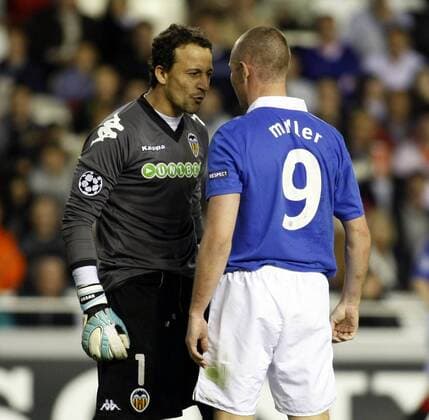 Cesar Sanchez (Val, L), Kenny Miller (R) --- Valencia CF (weiß) vs Glasgow Rangers (blau), Champions League 2010 2011 xVIxMarcaxMediaxIVx 198406