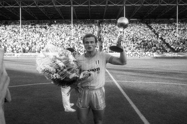 Hans Peter Briegel (Hellas Verona) wird als Deutschlands Fußballer des Jahres 1985 ausgezeichnet o0 Serie A 1985 1986, ITA, Ehrung, Spielerehrung, Testspiel, Kaiserslautern