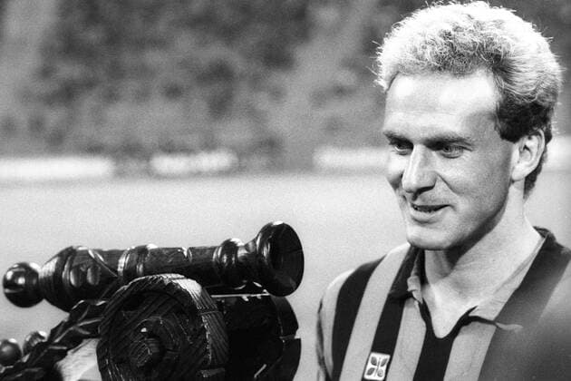 Karl Heinz Rummenigge (Inter Mailand) erhält am Rande eines Testspiels die Torjägerkanone für die Saison 1983 1984, damals noch in Diensten des FC Bayern München o0 Saison 1984 1985, Saisonvorbereitung, Test, Testspiel, Serie A, ITA, Porträt, 1. BL, GER