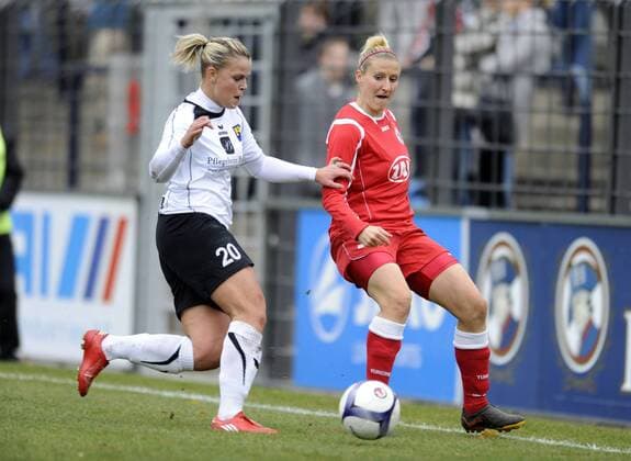 Jana Roziakova (li., Neulengbach) und Anja Mittag (re., Potsdam) - 1.FFC Turbine Potsdam vs. SV Neulengbach, UEFA Women - Champions League, Potsdam, 03.11.2010