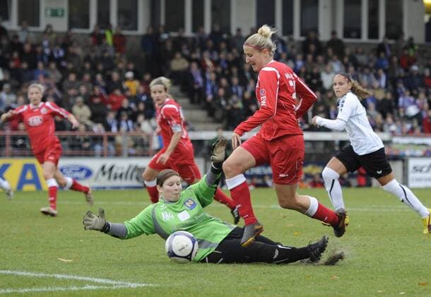 Anja Mittag (re., Potsdam) umspielt Torfrau Melissa Abiral (Neulengbach) und schiebt zum 2:0 ein - 1.FFC Turbine Potsdam vs. SV Neulengbach, UEFA Women - Champions League, Potsdam, 03.11.2010