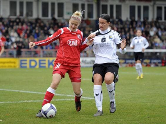 Anja Mittag (li., Potsdam) und Kathrin Entner (re., Neulengbach) - 1.FFC Turbine Potsdam vs. SV Neulengbach, UEFA Women - Champions League, Potsdam, 03.11.2010