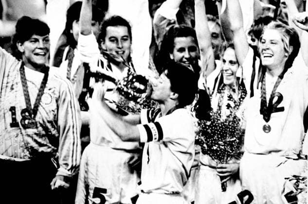 Players of the USA celebrate their championship of the First Womens World Cup after defeating Norway 2-1 in the final in Guangzhou city, Guangdong province, 30 November 1991.  CFP02477310 o0 Siegerehrung Sieg Pokal Trophäe Objekte Jubel Freude Weltmeister 