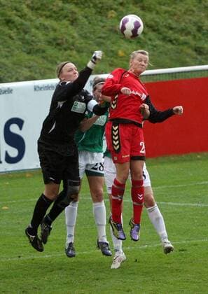 Duisburg, Champions-League, FCR Duisburg - Fortuna Hjörring. Torhüterin Heidi Elgaard Johansen (Hjörring) und Alexandra Popp (Duisburg, rechts) im Duell.