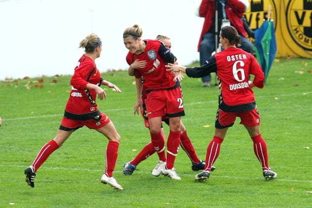 Duisburg, Champions-League, FCR Duisburg - Fortuna Hjörring. Torjubel Duisburg nach dem 2:1, v.l.: Stefanie Weichelt, Torschützin Luisa Wensing und Jennifer Oster. o0 Jubel Freude