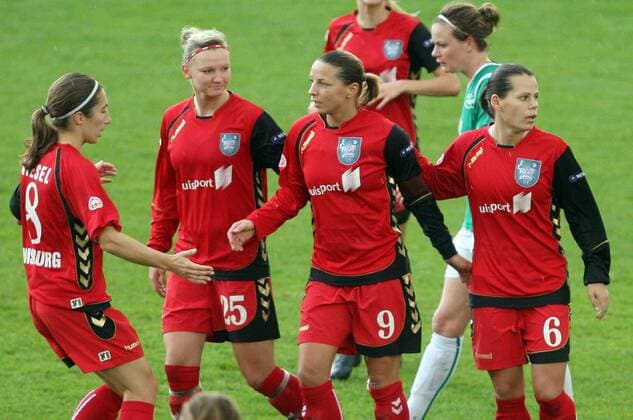 Duisburg, Champions-League, FCR Duisburg - Fortuna Hjörring. Torjubel Duisburg nach dem 3:2, v.l.: Annemieke Kiesel, Alexandra Popp, Inka Grings, Jennifer Oster. o0 Jubel Freude