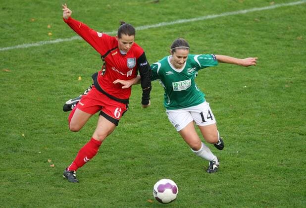 Duisburg, Champions-League, FCR Duisburg - Fortuna Hjörring. v.l.: Jennifer Oster (Duisburg), Yesim Servet Uzunlar (Hjörring).
