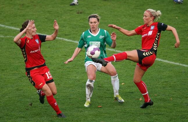 Duisburg, Champions-League, FCR Duisburg - Fortuna Hjörring. v.l.: Femke Maes (Duisburg), Cathrine Paaske Sörensen (Hjörring), Mandy Islacker (Duisburg).