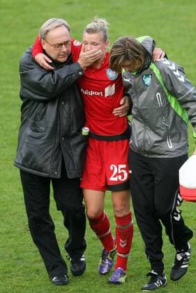 Duisburg, Champions-League, FCR Duisburg - Fortuna Hjörring. Alexandra Popp (Duisburg, mitte) verlässt verletzt den Platz, muss dabei von den Ärzten gestützt werden. o0 Verletzung, Betreuer