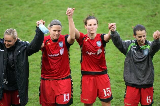 Duisburg, Champions-League, FCR Duisburg - Fortuna Hjörring. v.l.: Turid Knaak, Barbara Müller, Femke Maes und Jennifer Oster (alle Duisburg) jubeln o0 Jubel Freude