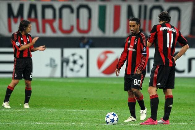 Andrea PIRLO, RONALDINHO und Zlatan IBRAHIMOVIC (v.li., alle AC Mailand) - Milano 3 11 2010 Champions League 2010 2011, AC Milan vs Real Madrid CF - ANDREAXSTACCIOLI o0 Enttäuschung