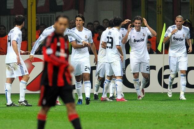 Torjubel Real Madrid um Gonzalo HIGUAIN (2.v.re.) - Milano 3 11 2010 Champions League 2010 2011, AC Milan vs Real Madrid CF - ANDREAXSTACCIOLI