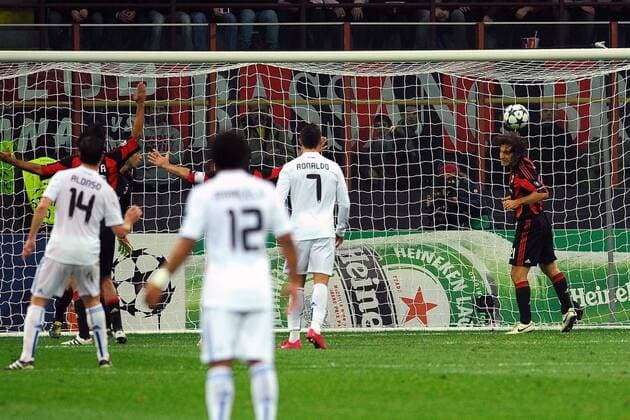 Andrea PIRLO (AC Mailand, re.) klärt auf der Linie - Milano 3 11 2010 Champions League 2010 2011, AC Milan vs Real Madrid CF - ANDREAXSTACCIOLI
