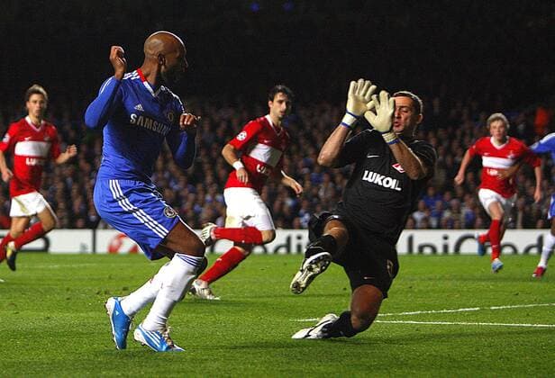 Nicolas Anelka (L) of Chelsea scores his side s first goal. Football - Champions League - Chelsea FC London vs. Spartak Moscow - EDITORIAL USE ONLY. No use with unauthorised audio, video, data, fixture lists, club league logos or live services. Online in-match use limited to 120 images, no video emulation. No use in betting, games or single club league player publications. o0 Tor