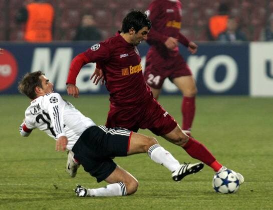03.11.2010 Cluj-Napoca(Romania) CFR Cluj- FC Bayern München Champions League: Philipp Lahm(L) Bayern München and Juan Culio(r) CFR Cluj 