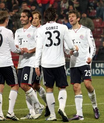 03.11.2010 Cluj-Napoca(Romania) CFR Cluj- FC Bayern München Champions League: Hamit Altintop(L), Mario Gomez (2.R) and Thomas Müller(r) Bayern München 