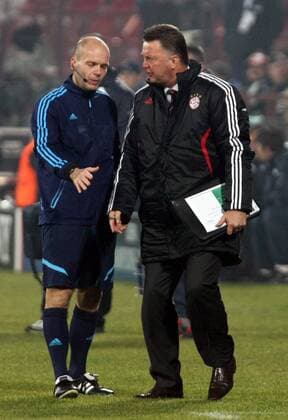 03.11.2010 Cluj-Napoca(Romania) CFR Cluj- FC Bayern München Champions League: Sebastien Delferiere (L) Belgium fourt official referee and Louis van Gaal (R) Bayern München coach 