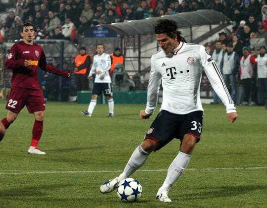 03.11.2010 Cluj-Napoca(Romania) CFR Cluj- FC Bayern München Champions League: Mario Gomez(r) Bayern München and Ioan Hora(L) CFR Cluj 