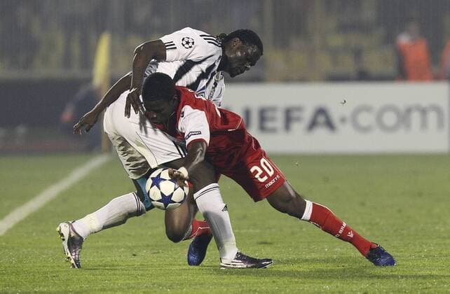 FC Partizan player Ivica Ilijev, left in action against FC Braga player Elderson Uwa Echiejile, right, during their Group H UEFA Champions League match in Belgrade, Serbia, Wednesday, Nov. 3, 2010. PARTIZAN BELGRAD vs SC Sporting Braga. -  DOMINGOS_14