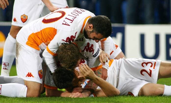 03.11.2010 St Jakob Park Basel Fussball UEFA Champions League Qualifikation FC Basel - AS Rom: TORJUBEL Simone Perrotta , Daniele De Rossi und Leandro Greco (AS Rom) 