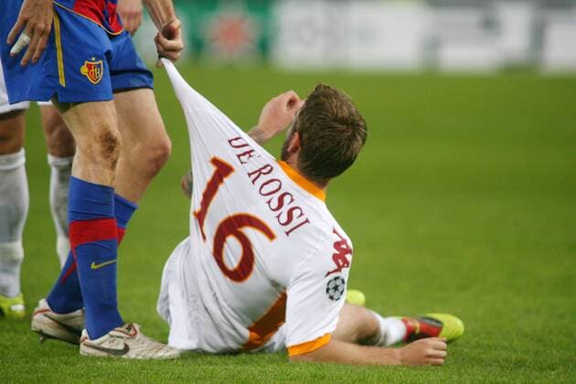 03.11.2010 St Jakob Park Basel Fussball UEFA Champions League Qualifikation FC Basel - AS Rom: Daniele De Rossi (AS Rom) mit reißfestem Trikot 