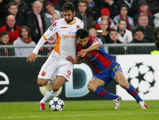 03.11.2010 St Jakob Park Basel Fussball UEFA Champions League Qualifikation FC Basel - AS Rom: Mirko Vucinic (li, Rom) gegen Behrang Safari (FC Basel) 