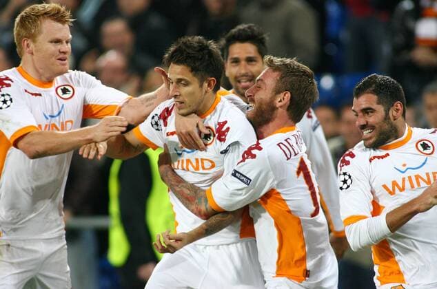 03.11.2010 St Jakob Park Basel Fussball UEFA Champions League Qualifikation FC Basel - AS Rom: TORJUBEL v.li.: John Arne Riise , Leandro Greco , Daniele De Rossi und Simone Perrotta (AS Rom) 