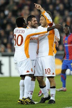 Basel, 03 11 2010, FC Basel (rot) vs AS Rom (weiß) - : Torjubel Rom, v.li.: Fabio Simplicio, Simone Perrotta, Francesco Totti 