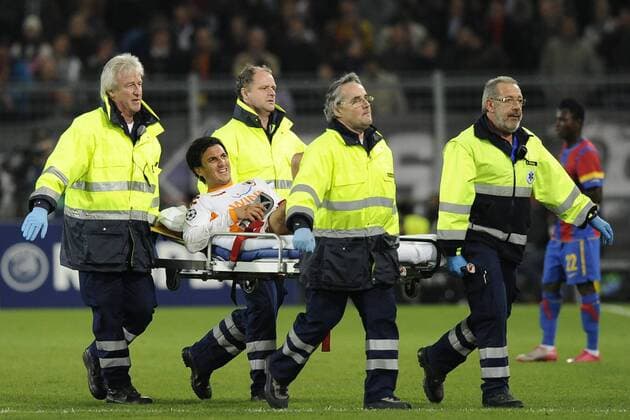 Basel, 03 11 2010, FC Basel (rot) vs AS Rom (weiß) - : Nicolas Burdisso wird verletzt abtransportiert 