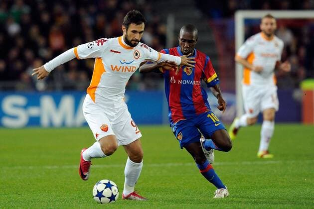 Basel, 03 11 2010, FC Basel (rot) vs AS Rom (weiß) - : Mirko Vucinic (L) -Gilles Donald Yapi 