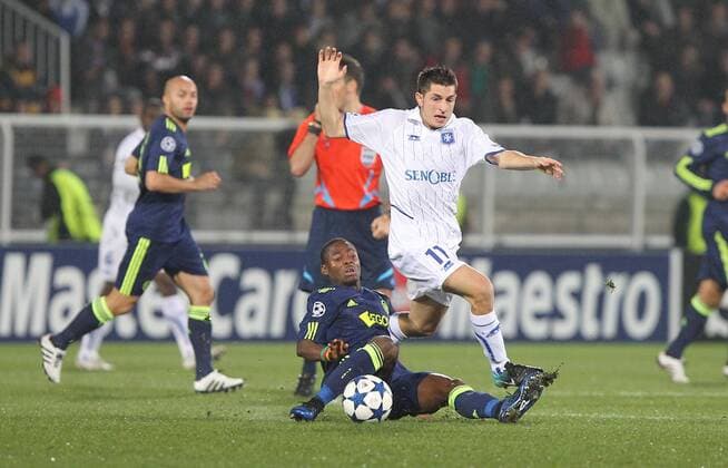 CHAMPIONS LEAGUE, AJ AUXERRE (weiß) AJAX AMSTERDAM (blau) -03.11.2010- Julien QUERCIA (R) vs Eyong ENOH - XStephanieX -