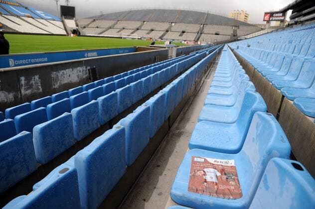 Fußball, Stadiongeschichte Olympique Marseille Football: Olympique Marseille (OM) - Stade Rennes - Ligue 1 - 31.10.2010 - Stade Velodrome, Heimspielstätte von Olympique Marseille - xNxLeGouicxFepx  o0 Sitz Schalensitz, Sitzreihe Stuhl Stühle Sitze Objekte