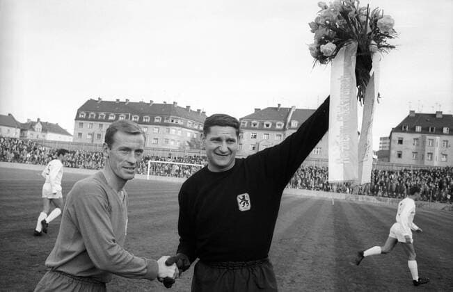 Josef Marx (Karlsruhe, li.) gratuliert Torwart Petar Radi Radenkovic (1860) Fußball 1. BL Herren Saison 1966 1967, TSV 1860 München - Karlsruher SC 3:0, Karlsruhe, KSC Gruppe München Harmonie, Freude,