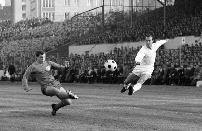 Hans Rebele (1860, re.) gegen Eugen Ehmann (Karlsruhe) Fußball 1. BL Herren Saison 1966 1967, TSV 1860 München - Karlsruher SC 3:0, Karlsruhe, KSC Gruppe München Dynamik,