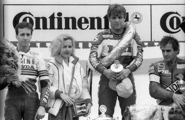 Siegerehrung der 250er Klasse in Hockenheim 1985: Sieger Martin Wimmer (Deutschland Yamaha, 2.re.) li.: Freddie Spencer (USA Honda), re.: Anton Mang (Deutschland Honda) o0 Siegerehrung Jubel, Freude Pokal Trophäe Objekt Toni