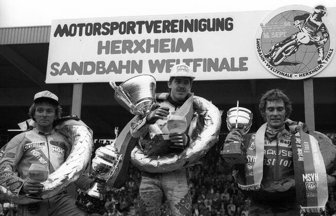 Siegerehrung Sandbahn WM 1984 in Herxheim: Weltmeister Erik Gundersen (Dänemark, Mitte), Egon Müller (Deutschland, li.) und Karl Maier (Deutschland)