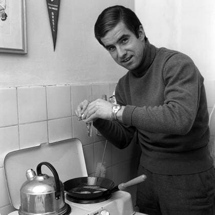 Junggeselle Bernd Patzke (BR Deutschland TSV 1860 München) bereitet sich ein paar Spiegeleier zu Fußball 1. BL Herren Saison 1968 1969, Fotoshooting, Fotostory, Homestory, privat Einzelbild München