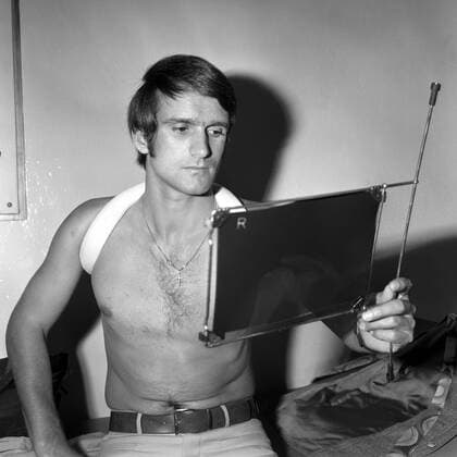 Wolfgang Overath (BR Deutschland 1. FC Köln) nach dem Spiel beim VfB Stuttgart verletzt Fußball 1. BL Herren Saison 1970 1971, 1. FC Köln, BRD Einzelbild Stuttgart