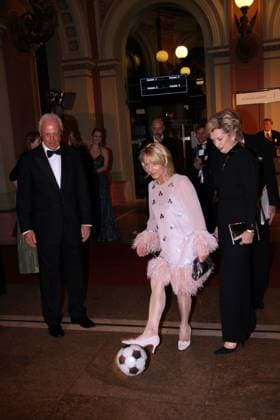 Deutscher Sportpresseball 2010 in Frankfurt - Franz Beckenbauer mit Ehefrau Heidi (Mitte) und Frankfurts Oberbürgermeisterin Petra Roth (CDU) o0 Fußball Herren Spielerfrau, Partnerin, Frau, Ehefrau Familie people Politik kurios Komik Presseball