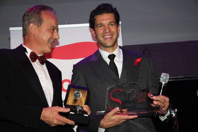 Deutscher Sportpresseball 2010 in Frankfurt - Michael Ballack (Bayer Leverkusen, re.) wurde Sportler mit Herz - er ist Sonderbotschafter des UN-Programms UNAIDS o0 Fußball Herren 1 BL Ehrung Charity, soziales Engagement, Sozialengagement Trophäe Objekte Presseball