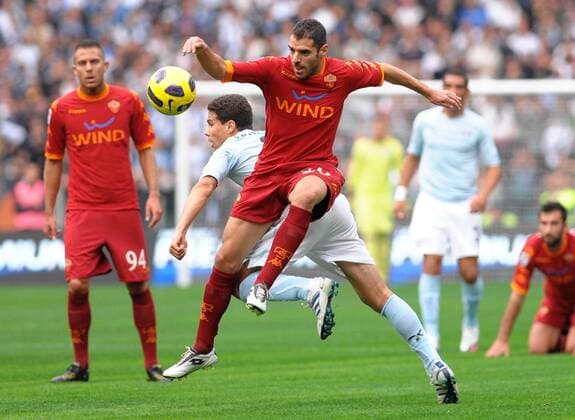 Simone Perrotta (AS Rom, vorn) und Hernanes (Lazio) - Lazio Rom (blau) vs. AS Rom (rot) massimoxoliva