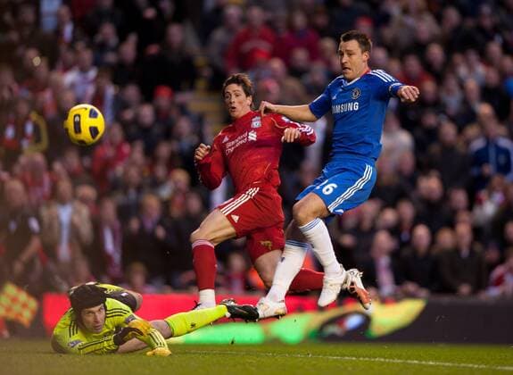 Fernando Torres of Liverpool (C) scores the first goal past John Terry and goalkeeper Petr Cech of Chelsea - Liverpool FC vs. Chelsea FC EDITORIAL USE ONLY. No use with unauthorised audio, video, data, fixture lists, club league logos or live services. Online in-match use limited to 120 images, no video emulation. No use in betting, games or single club league player publications. o0 Aufmacher Tor