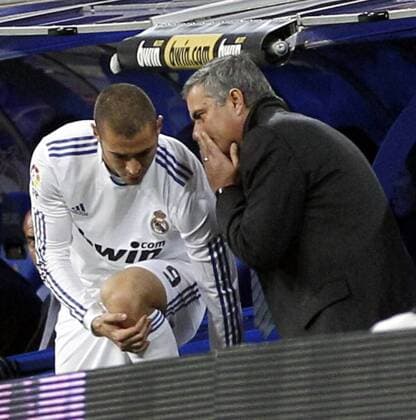 Real Madrid (weiß) vs Atletico Madrid (rot): Trainer Jose MOURINHO (Real) und Karim BENZEMA (L) 