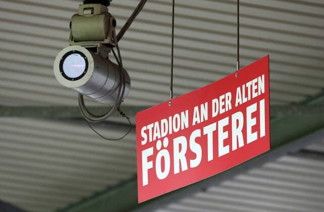 07.11.2010, Berlin, Fussball, 2. Bundesliga, 1. FC Union Berlin - Videoüberwachung im Stadion an der alten Försterei in Berlin. o0 Sportstätte Stadion Wuhlheide Alte Schild Schriftzug