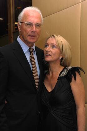 Laureus Medien Preis 2010 in Kitzbühel (Österreich). Foto: Franz Beckenbauer (GER Fußball Ehrenpräsident FC Bayern München) mit Ehefrau Heidi o0 Funktionär Familie Frau Spielerfrau