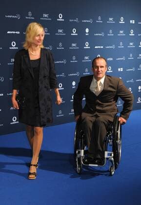 Laureus Medien Preis 2010 in Kitzbühel (Österreich). Foto: Martin Braxenthaler (GER Behindertensport Skisport Ski Alpin) mit Ehefrau Christina o0 Behinderung Familie Frau Rollstuhl