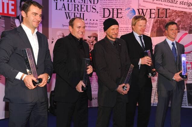 Laureus Medien Preis 2010 in Kitzbühel, Österreich. Die Preisträger (v.l.n.r.): Zeljko Karajica (GER Geschäftsführer Sport1), Journalist Wolfram Kons (GER), Titus Dittmann (GER Skateboard), Oliver Kahn (GER Fußball) und Ralf Schumacher (GER Motorsport DTM Mercedes) o0 Preisträger Freude Objekte Pokal Trophäe