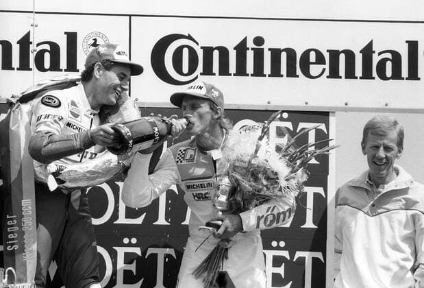 Siegerehrung 250er in Hockenheim 1987: Sieger Anton Mang (Deutschland Honda, Mitte) und Reinhold Roth (Deutschland) o0 250er, 250ccm, 250-er, ccm Toni Sieg, Sieger Jubel, Freude