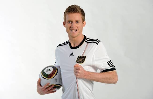 FUSSBALL DEUTSCHE NATIONALMANNSCHAFT SAISON 2010 2011 Andre SCHÜRRLE () posiert am 08.11.2010 im exklusiven Fotoshooting im Trikot der deutschen Nationalmannschaft. 
