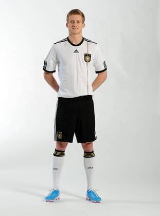 FUSSBALL DEUTSCHE NATIONALMANNSCHAFT SAISON 2010 2011 Andre SCHÜRRLE () posiert am 08.11.2010 im exklusiven Fotoshooting im Trikot der deutschen Nationalmannschaft. 